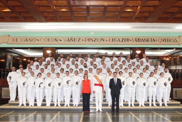 Su Majestad el Rey junto a los nuevos oficiales de la Escuela Naval Militar y autoridades